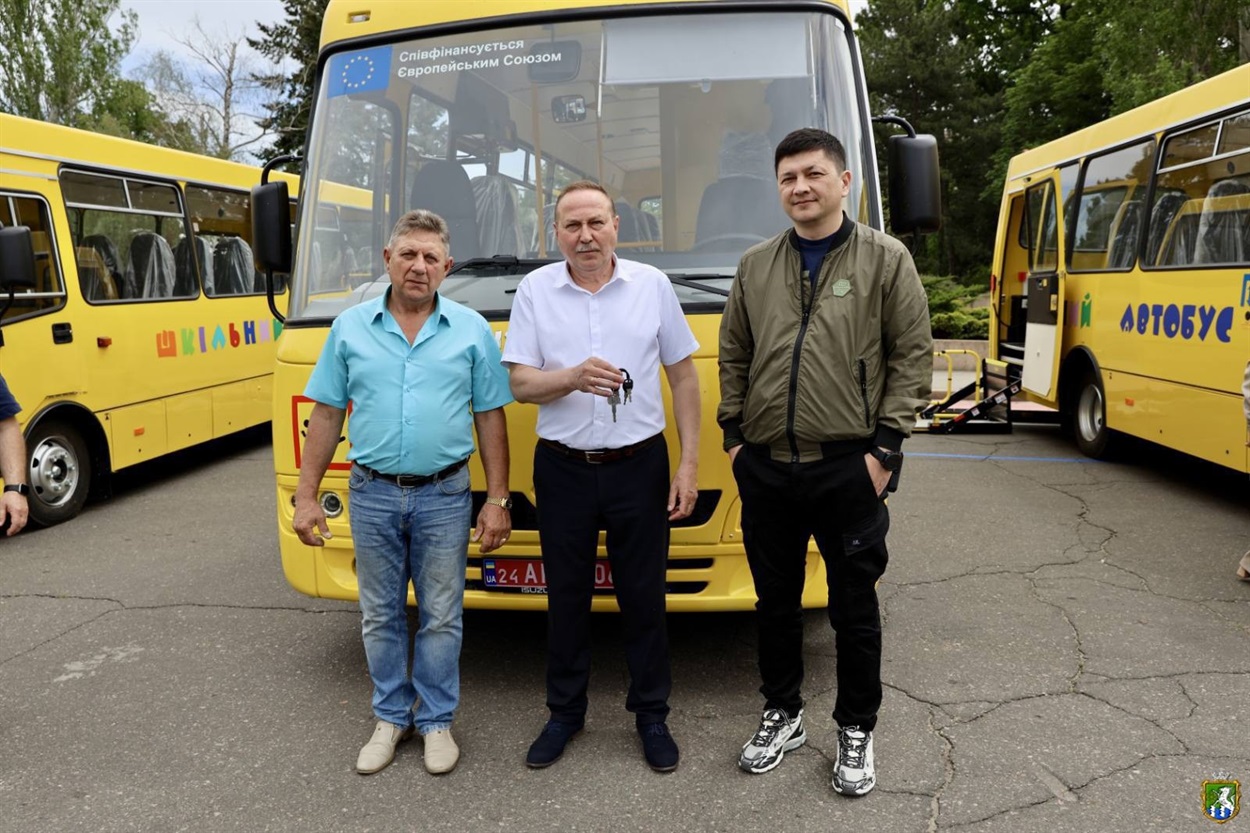 Віталій Кім вручає ключі від нових шкільних автобусів у Південноукраїнську