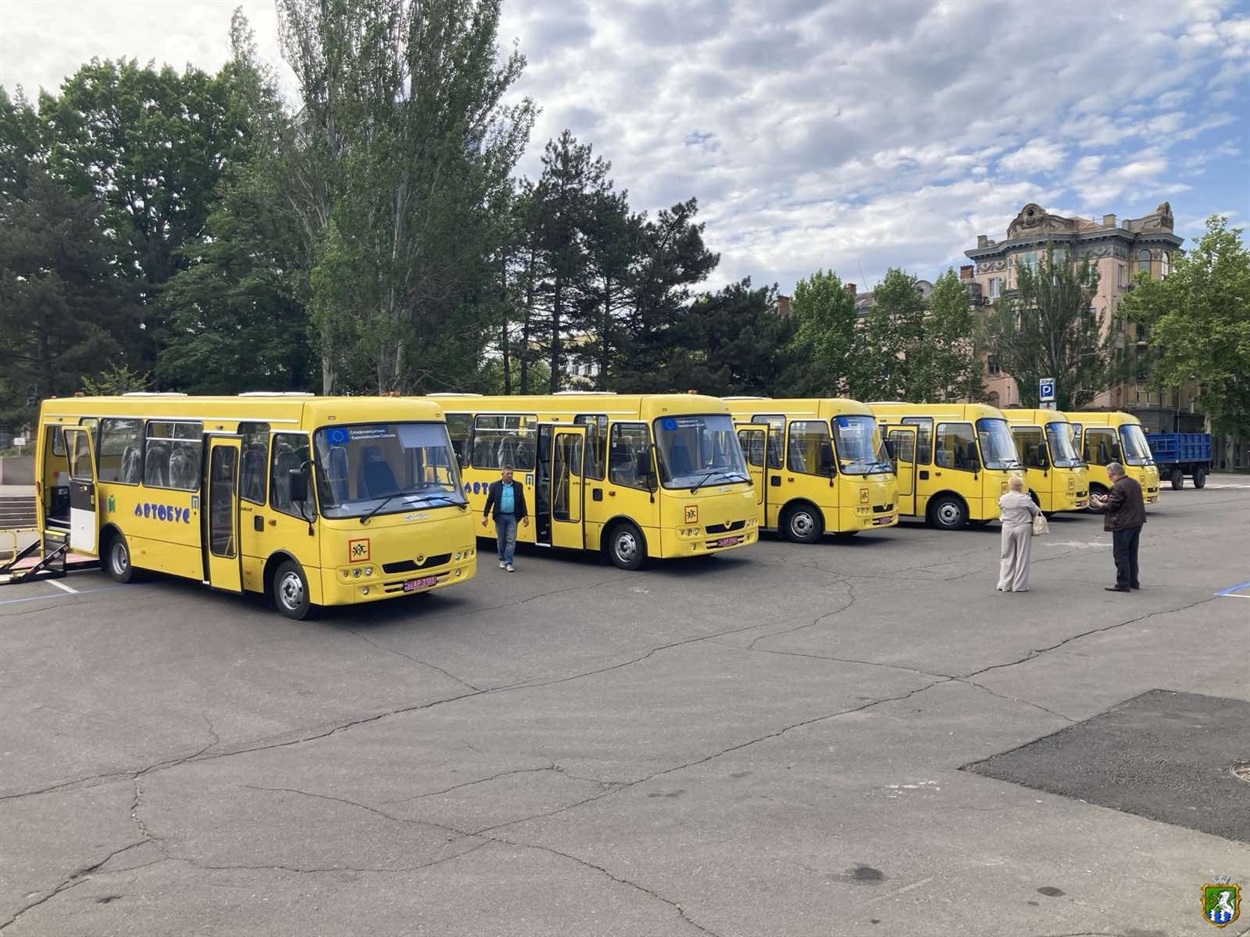 Шкільний автобус з написом "Шкільний автобус"