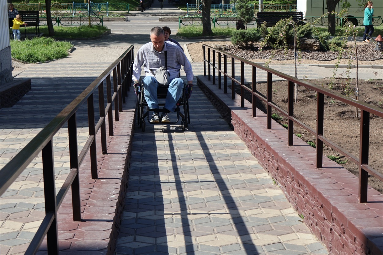 На кріслі колісному щодня долають перешкоди, щоб дістатися до потрібного місця.