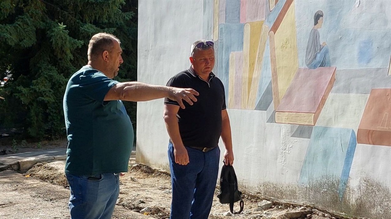 Підрядник Сергій Дяченко обговорює з Олександром Миронюком робочі моменти.
