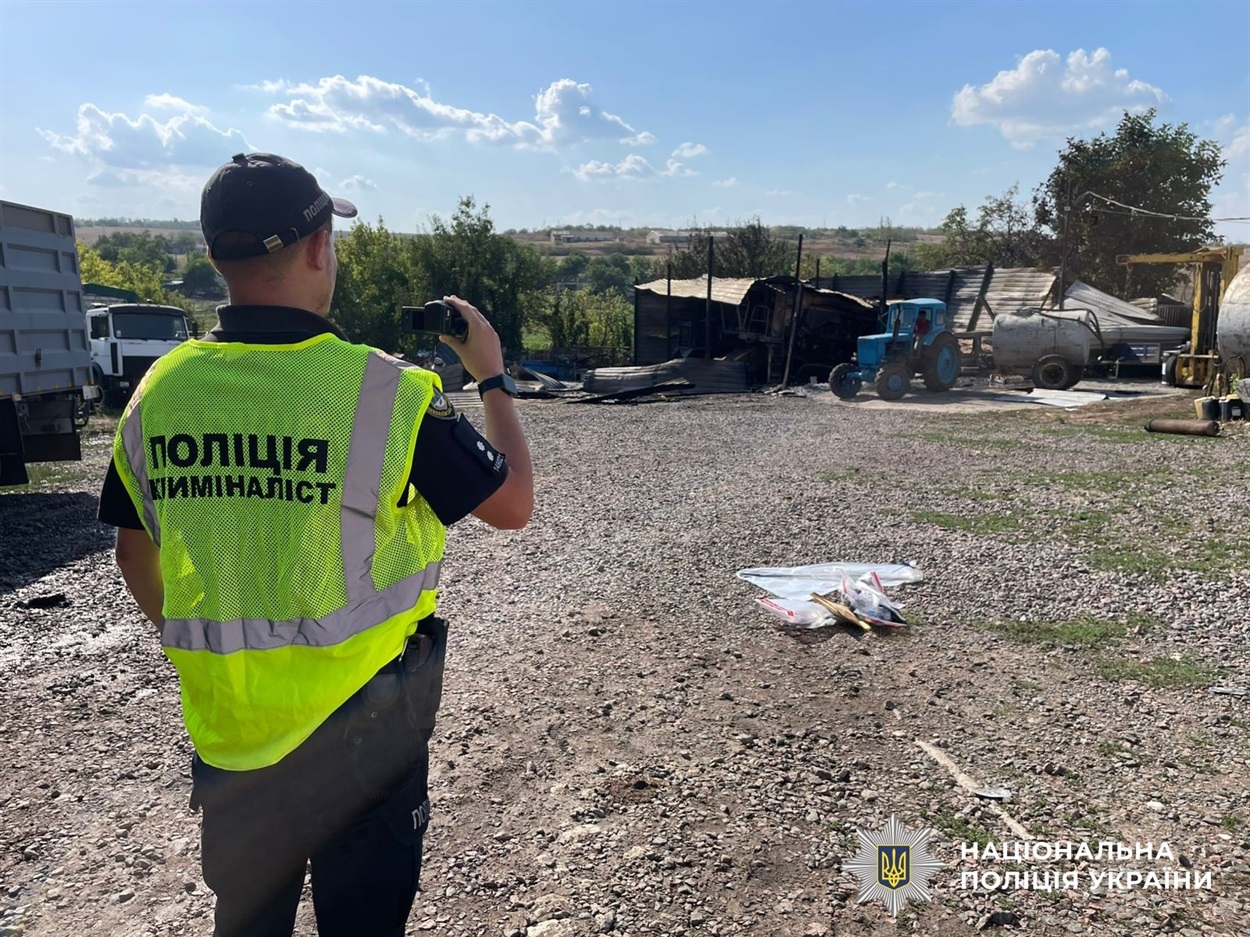 Місце події в селі Нововолодимирівка на Миколаївщині: робота поліції та рятувальників після підпалу та стрілянини, унаслідок яких загинули двоє людей
