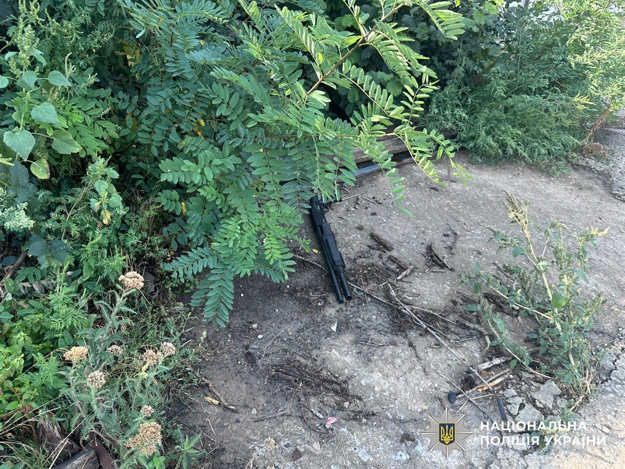 Вилучена зброя на місці злочину у Нововолодимирівці, Миколаївщина, якою застрелили людину та вчинили самогубство