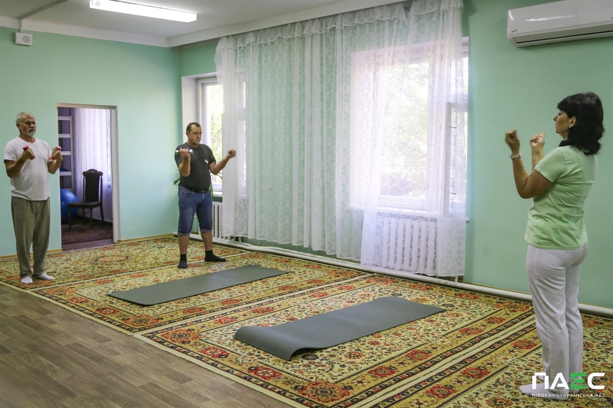 Військові проходять реабілітацію, виконуючи фізичні вправи в комплексі «Іскра».