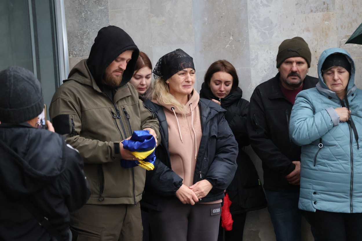 Державний стяг прийняв брат Дениса Тяжельнікова.