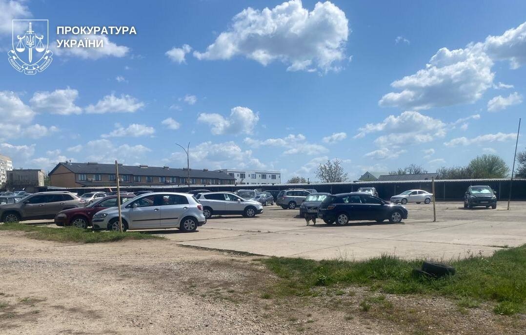 Стоянка транспортних засобів у Південноукраїнську, розташована на комунальній землі, яку використовували без оплати.