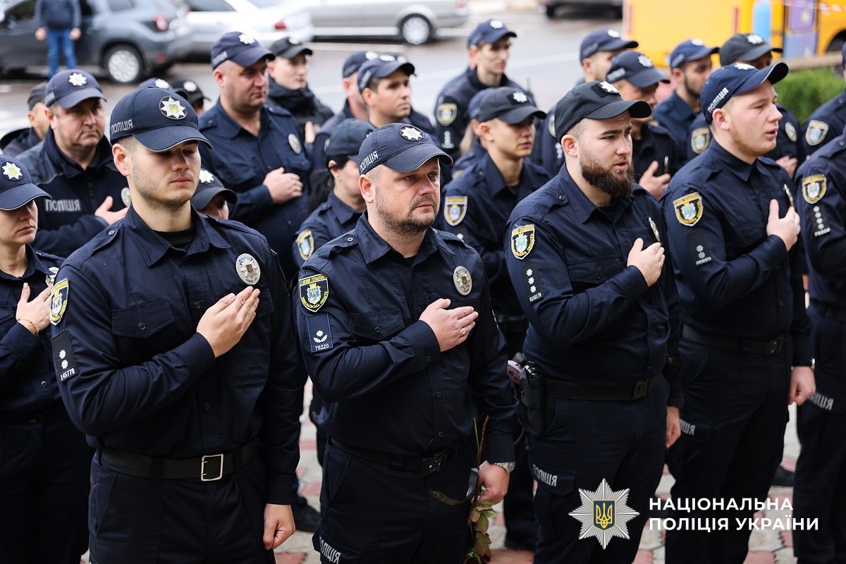 Погляд Героя на фасаді поліції: у Південноукраїнську відкрили меморіальну дошку Олександру Хомичу