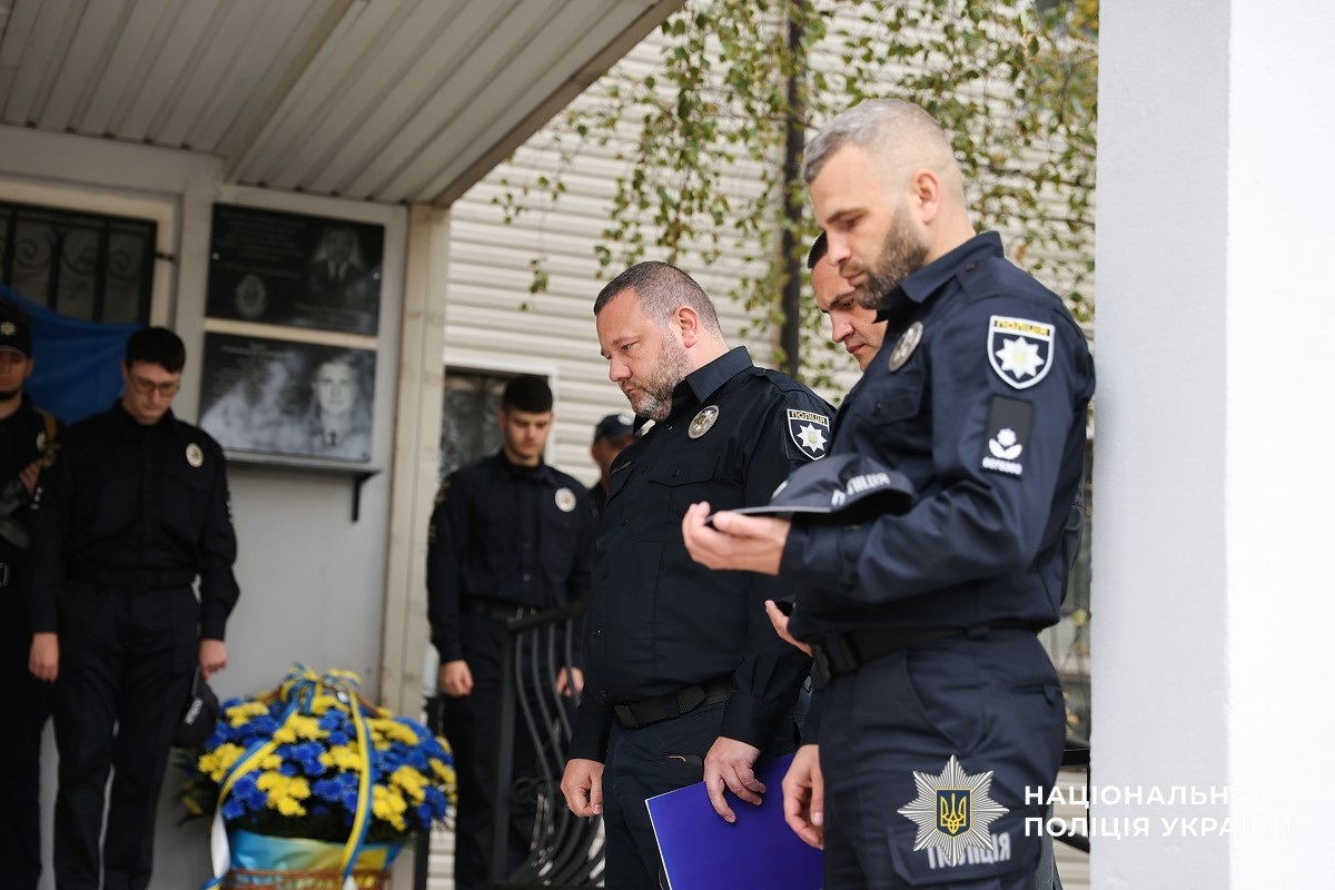 Погляд Героя на фасаді поліції: у Південноукраїнську відкрили меморіальну дошку Олександру Хомичу