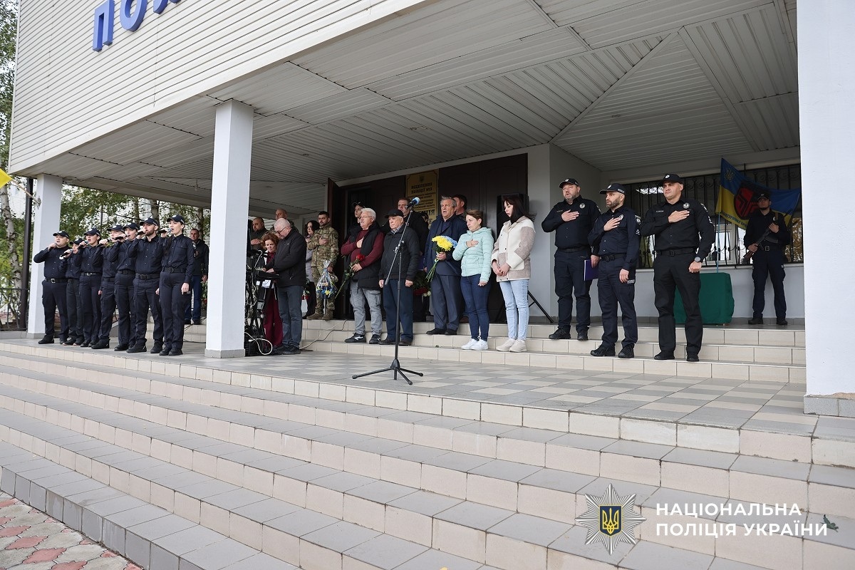 Погляд Героя на фасаді поліції: у Південноукраїнську відкрили меморіальну дошку Олександру Хомичу