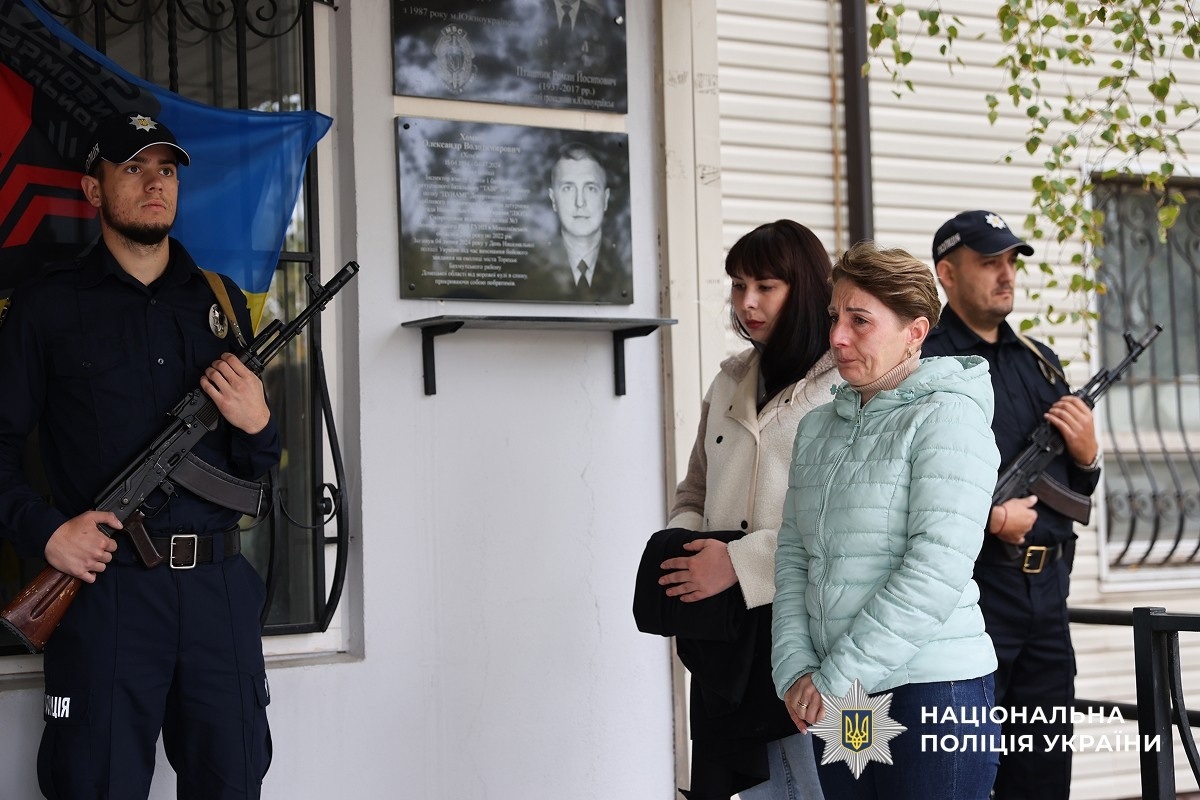 Погляд Героя на фасаді поліції: у Південноукраїнську відкрили меморіальну дошку Олександру Хомичу