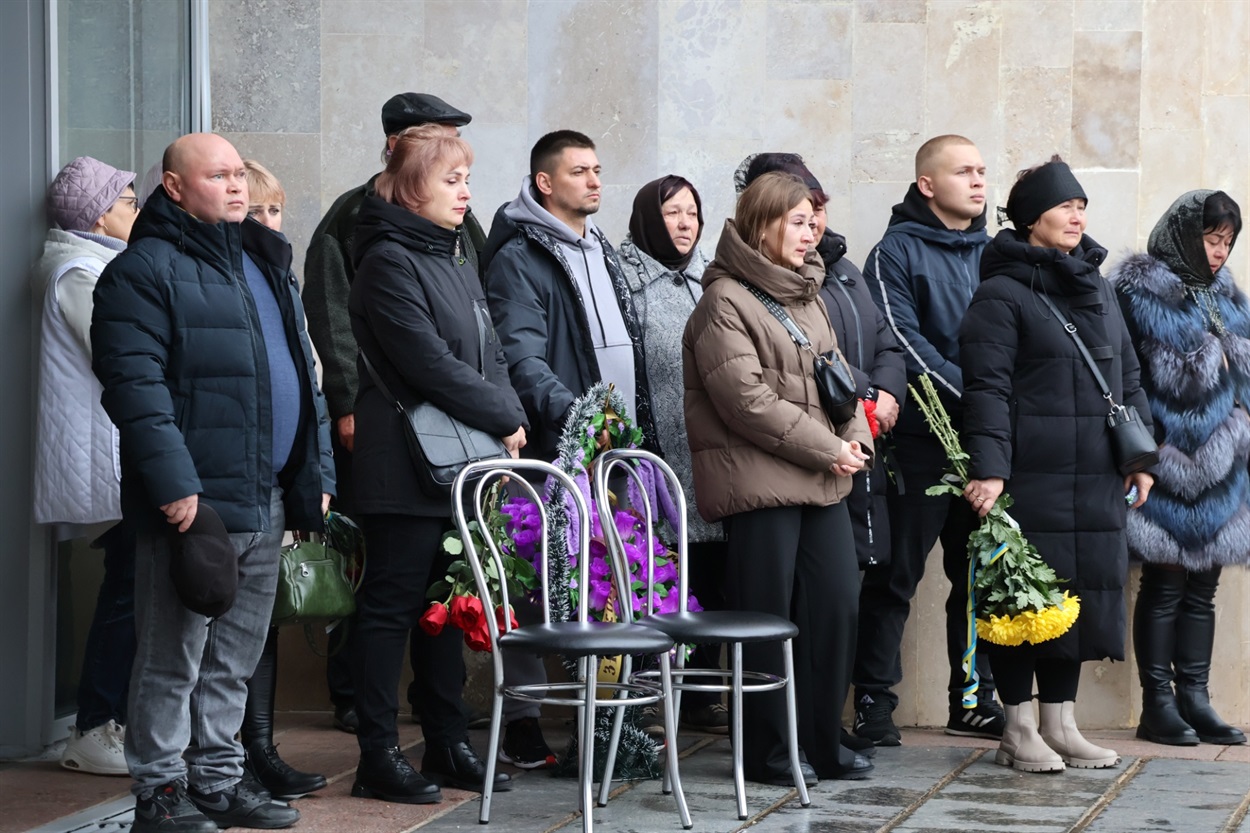 Родичі загиблого воїна Віктора Переути.