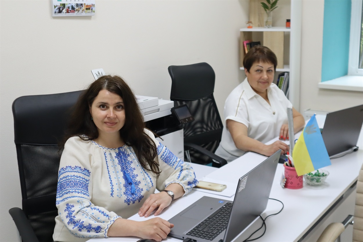 Марина Фоміних та Лариса Торжинська, начальниця відділу у справах ветеранів та їхніх сімей Вознесенської ТГ