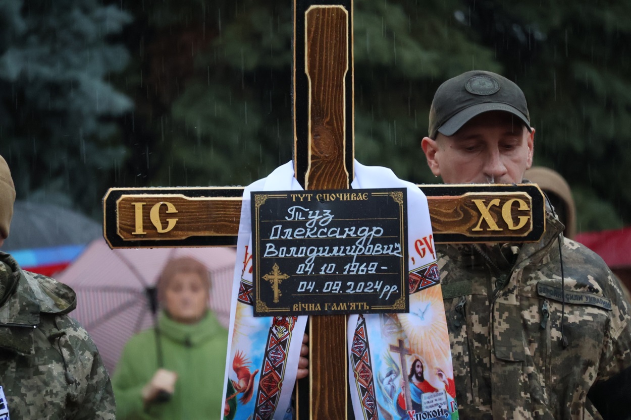 Олександр Туз народився в 1969 році на Чернігівщині.