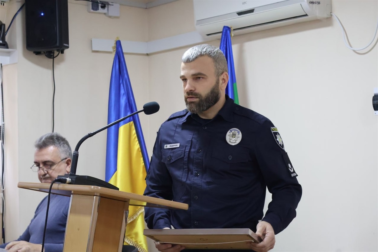 Вадим Федорчук вручив Подяку міськраді за допомогу в забезпеченні поліції.