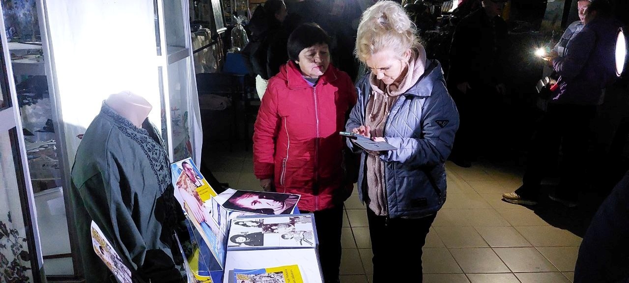 У темряві: у Південноукраїнську в музеї відбулася акція підтримки родин військовополонених