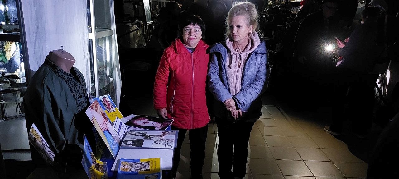 У темряві: у Південноукраїнську в музеї відбулася акція підтримки родин військовополонених