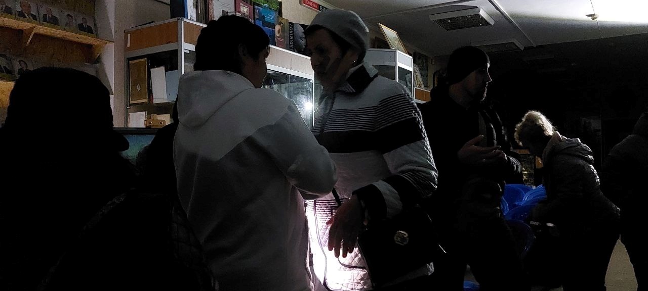 У темряві: у Південноукраїнську в музеї відбулася акція підтримки родин військовополонених