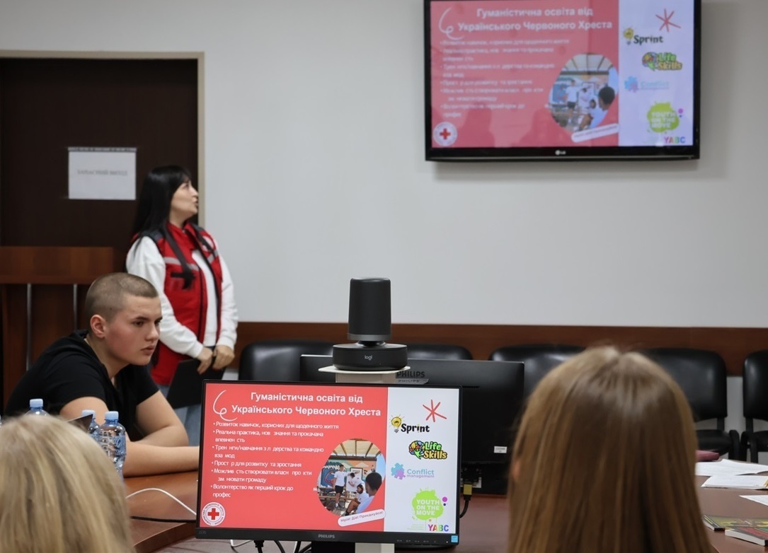 На зустріччі з молоддю представниця Українського Червоного Хреста Анастасія Сабадир анонсувала, що незабаром у місті буде молодіжний простір.