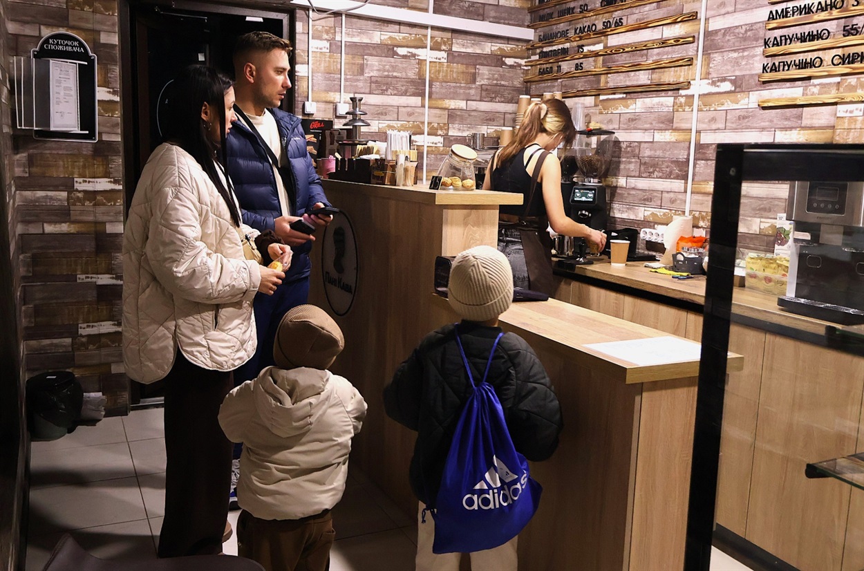 Відвідувачі часто заходять з дітьми.