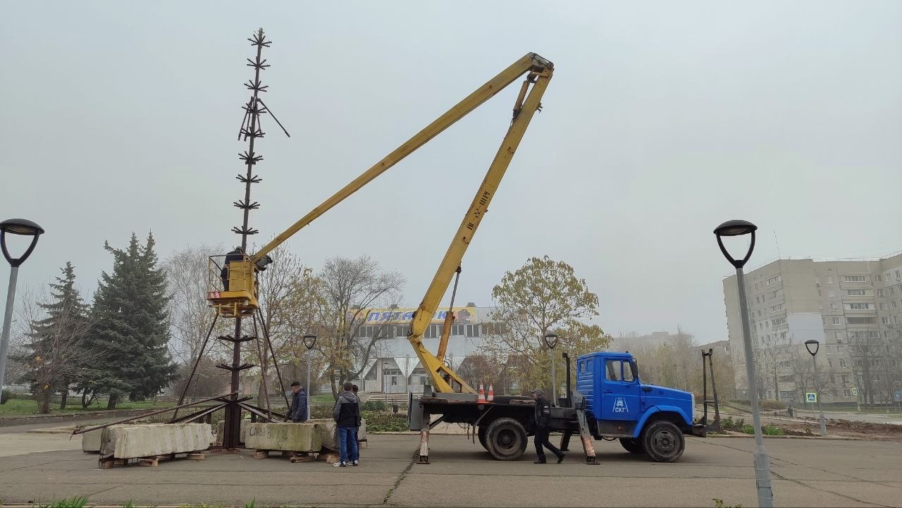 Південноукраїнськ готується до зимових свят: коли відкриють головну ялинку