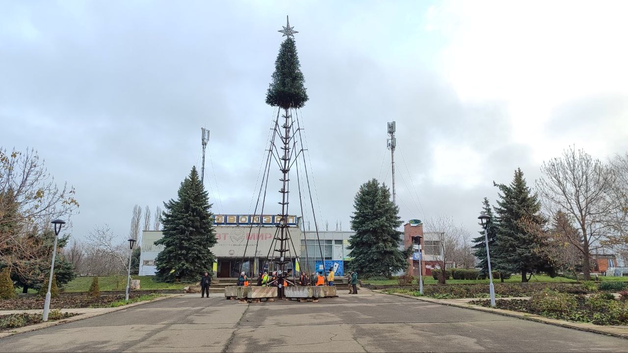 Південноукраїнськ готується до зимових свят: коли відкриють головну ялинку
