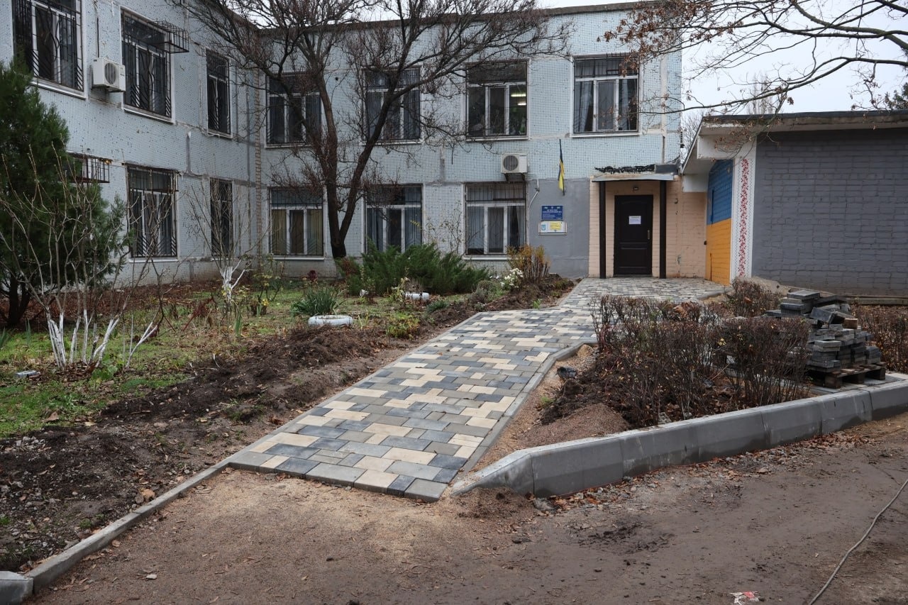 Були сходи – стали пандуси: у Південноукраїнську створюють безбар'єрний доступ. Відео