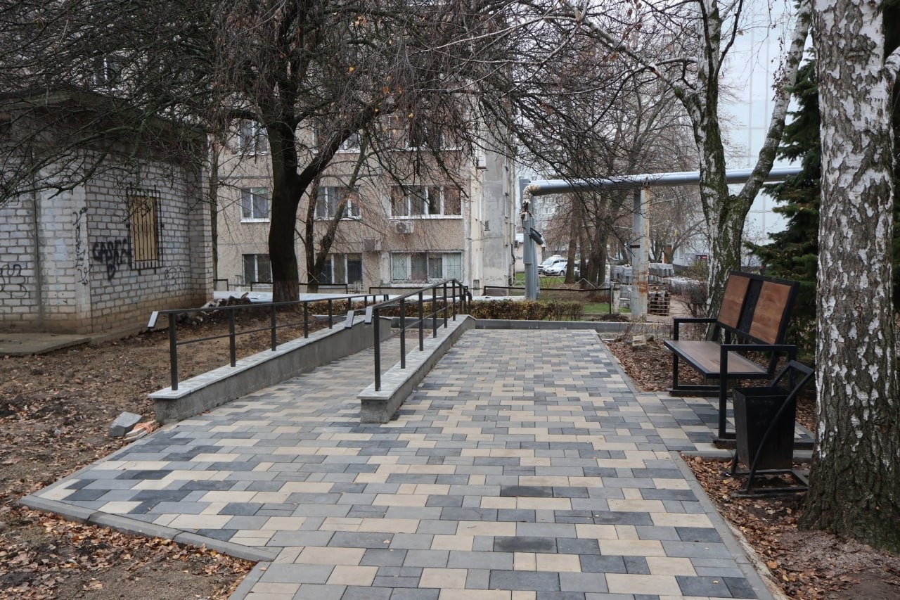 Були сходи – стали пандуси: у Південноукраїнську створюють безбар'єрний доступ. Відео