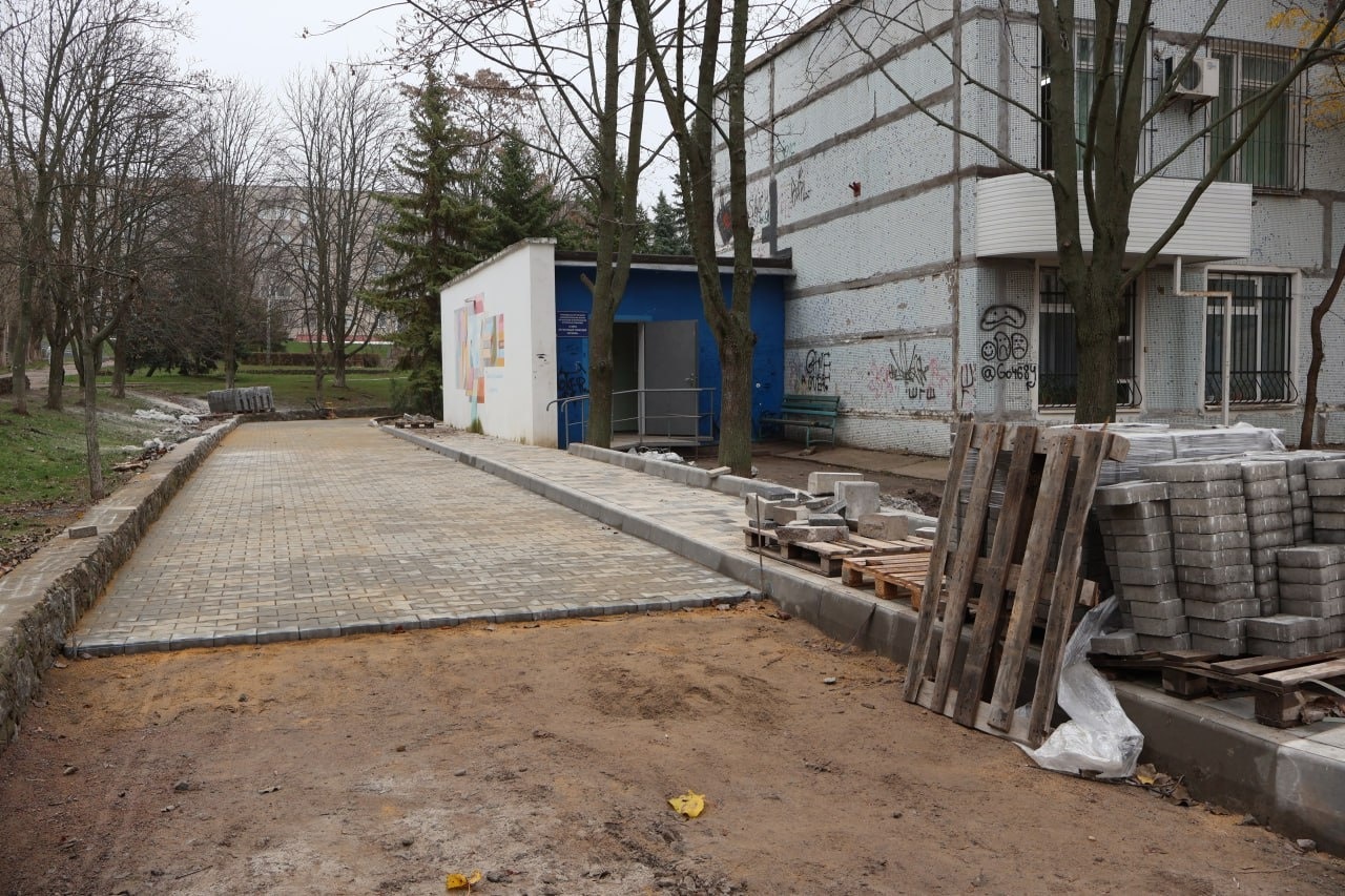 Були сходи – стали пандуси: у Південноукраїнську створюють безбар'єрний доступ. Відео