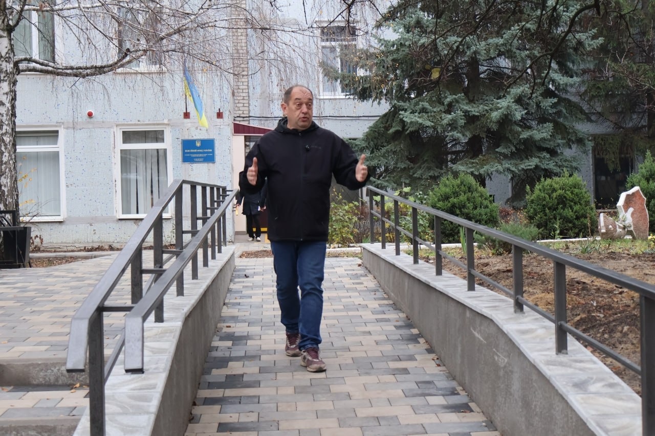 Були сходи – стали пандуси: у Південноукраїнську створюють безбар'єрний доступ. Відео