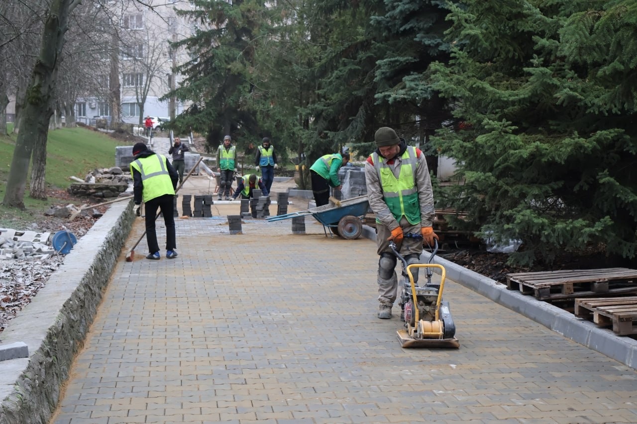 Були сходи – стали пандуси: у Південноукраїнську створюють безбар'єрний доступ. Відео