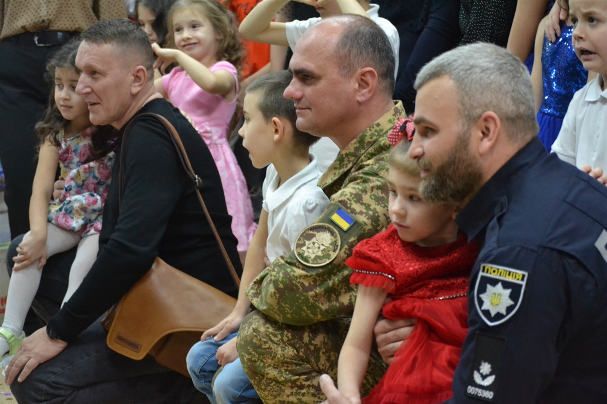 Діти радіють дорослим гостям