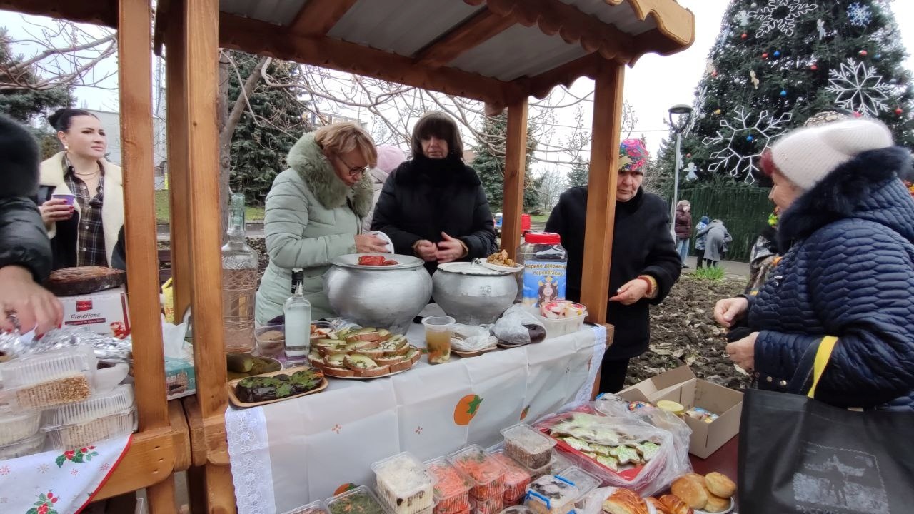 Купували, співали та ЗСУ допомагали: новорічний ярмарок у Південноукраїнську