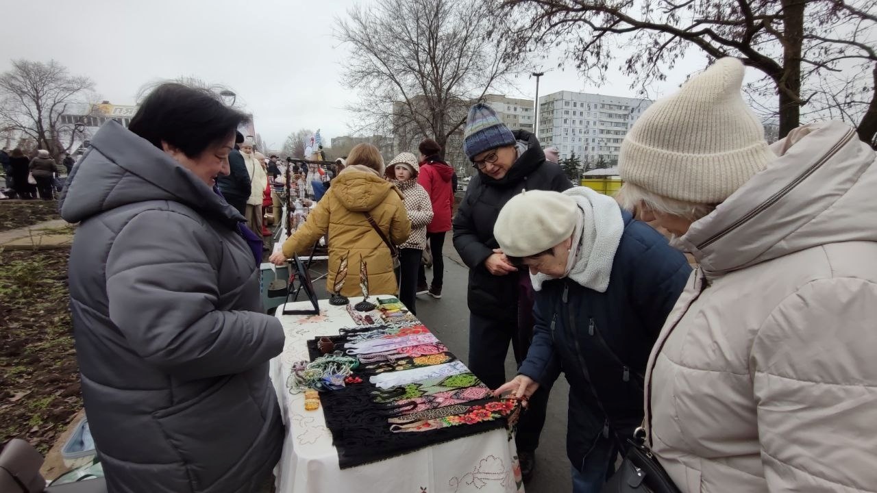 Купували, співали та ЗСУ допомагали: новорічний ярмарок у Південноукраїнську