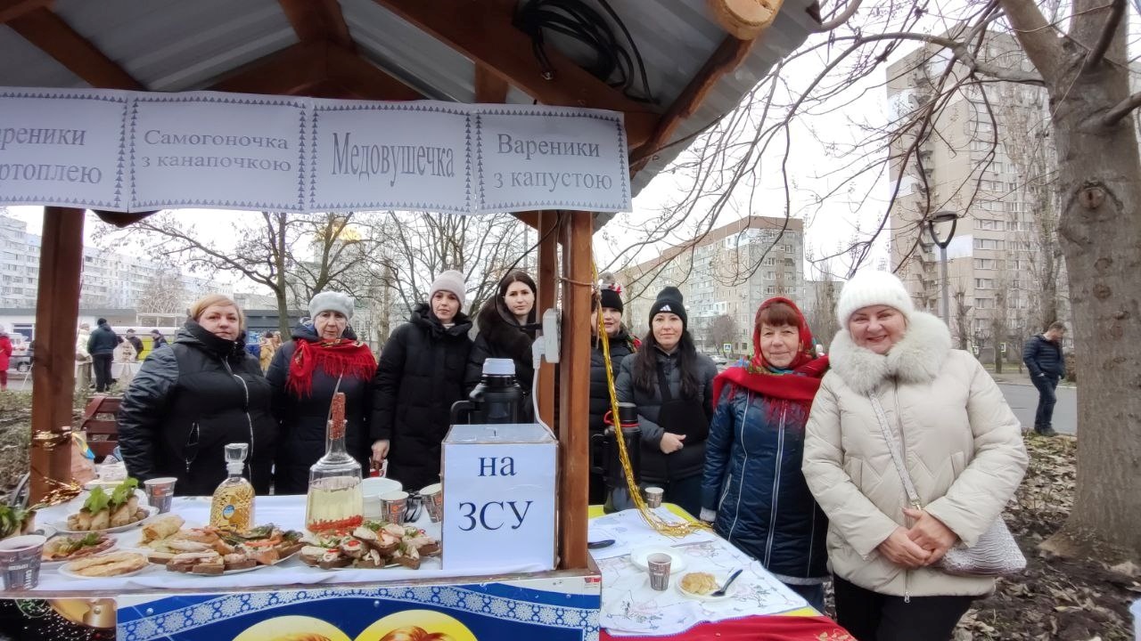 Купували, співали та ЗСУ допомагали: новорічний ярмарок у Південноукраїнську