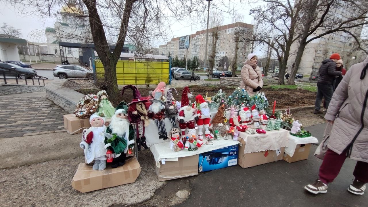 Купували, співали та ЗСУ допомагали: новорічний ярмарок у Південноукраїнську