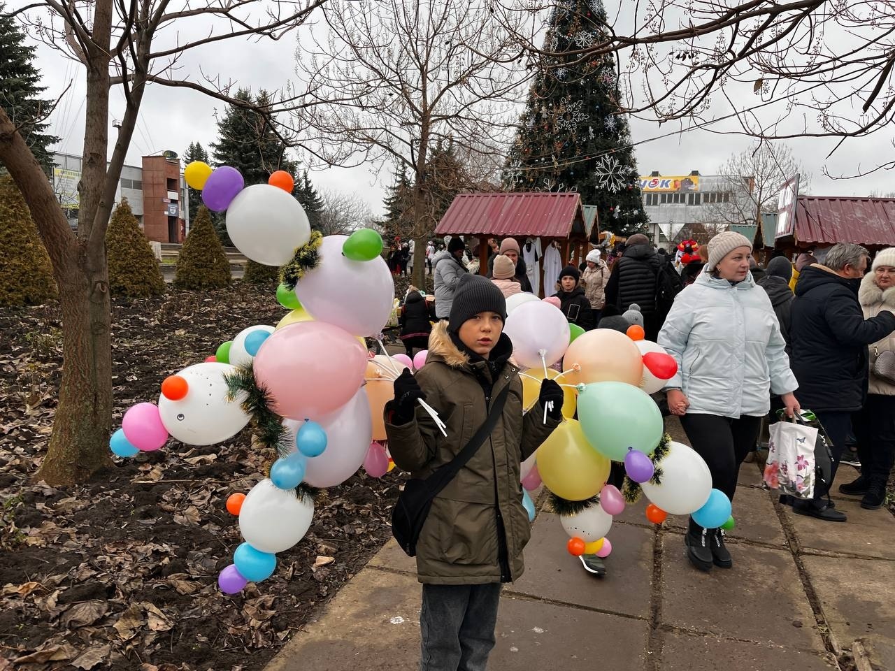 Купували, співали та ЗСУ допомагали: новорічний ярмарок у Південноукраїнську