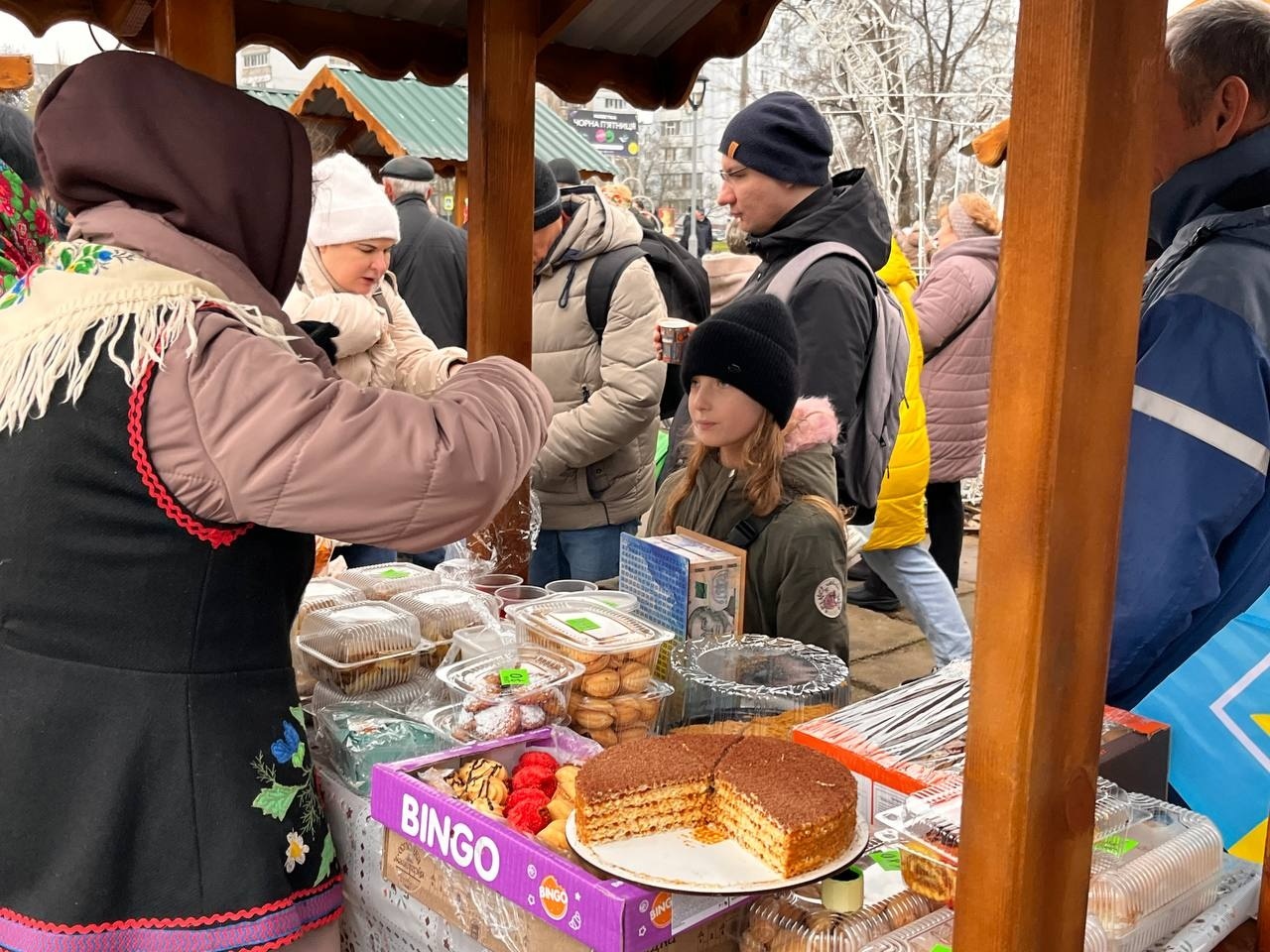 Купували, співали та ЗСУ допомагали: новорічний ярмарок у Південноукраїнську