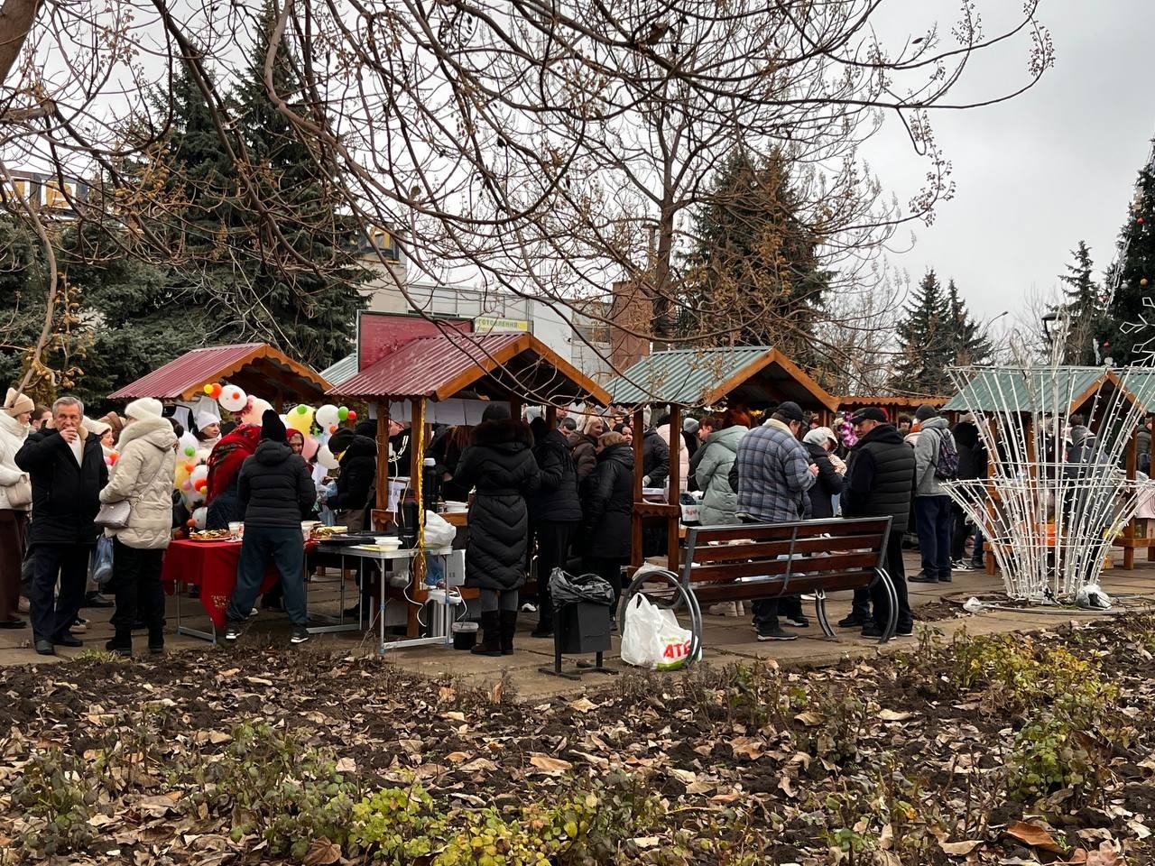 Купували, співали та ЗСУ допомагали: новорічний ярмарок у Південноукраїнську