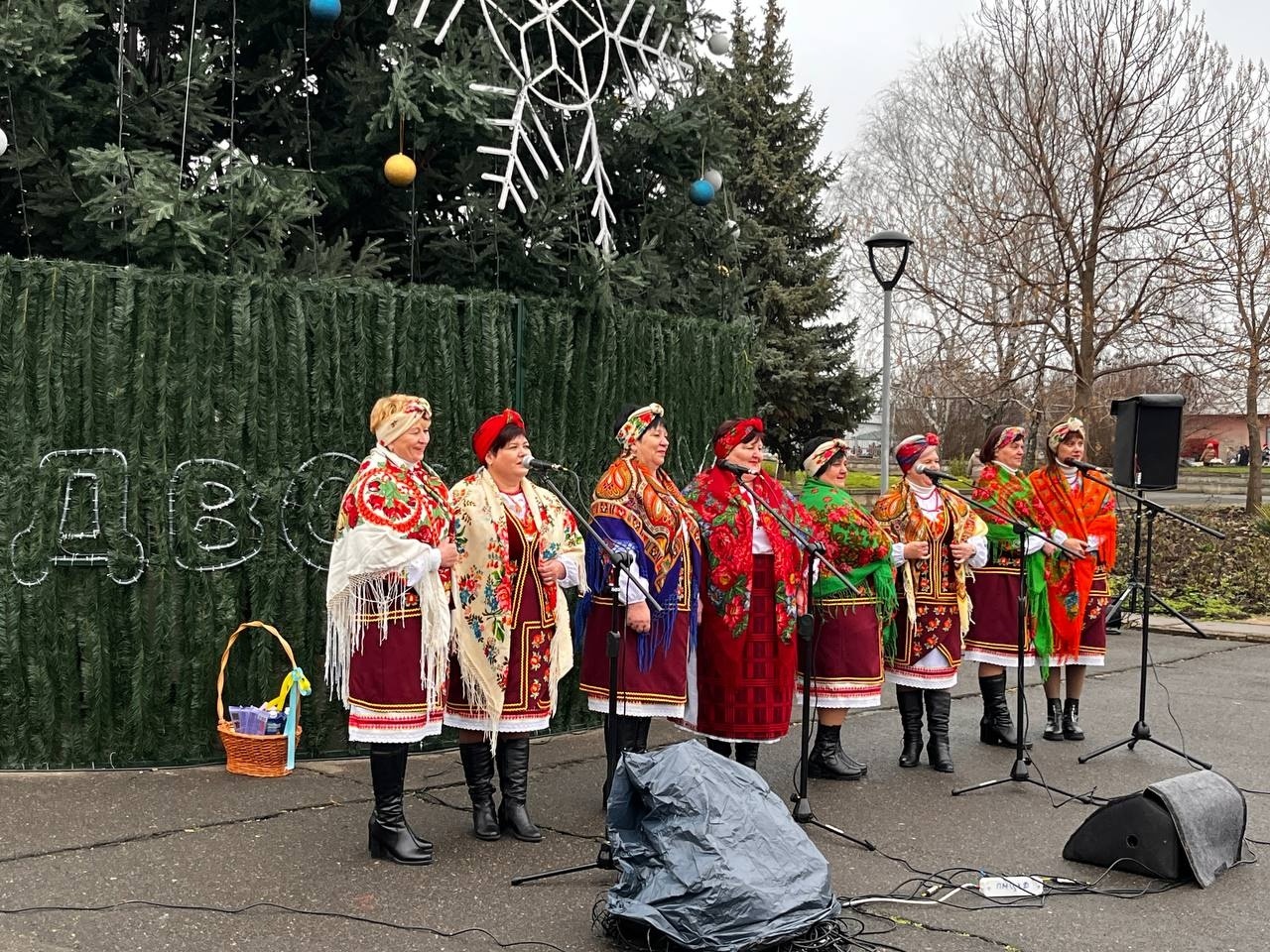 Купували, співали та ЗСУ допомагали: новорічний ярмарок у Південноукраїнську