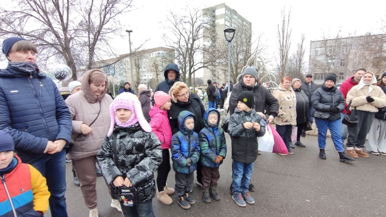 Купували, співали та ЗСУ допомагали: новорічний ярмарок у Південноукраїнську