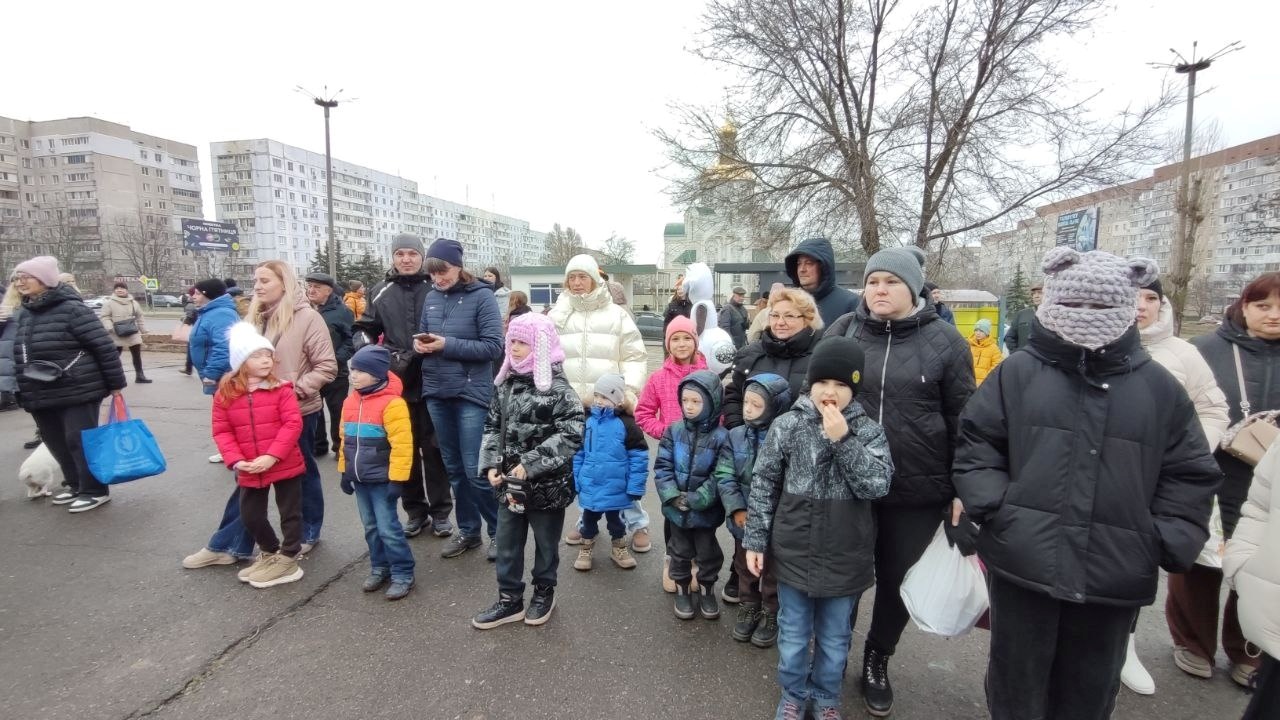 Купували, співали та ЗСУ допомагали: новорічний ярмарок у Південноукраїнську