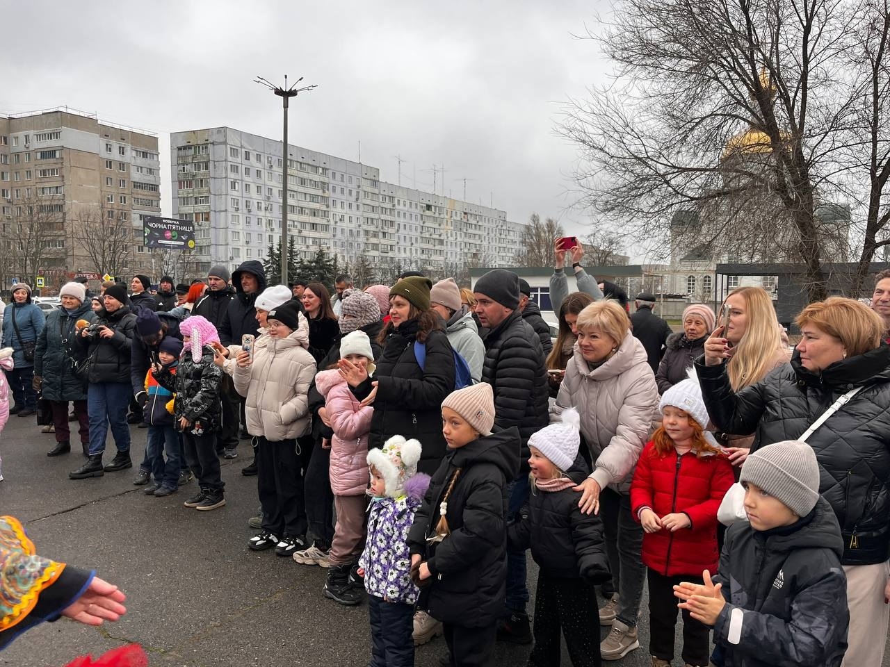 Купували, співали та ЗСУ допомагали: новорічний ярмарок у Південноукраїнську