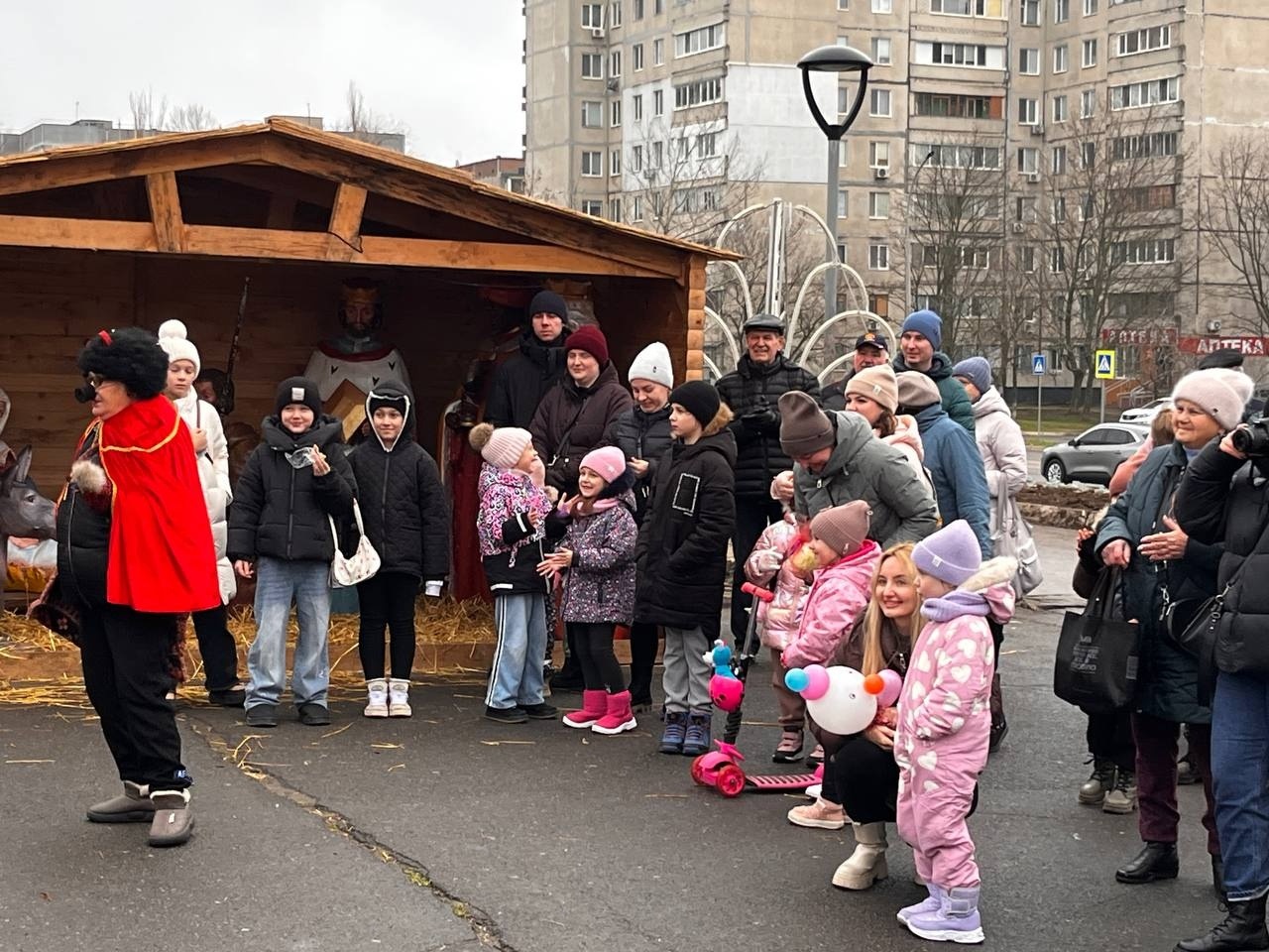 Купували, співали та ЗСУ допомагали: новорічний ярмарок у Південноукраїнську