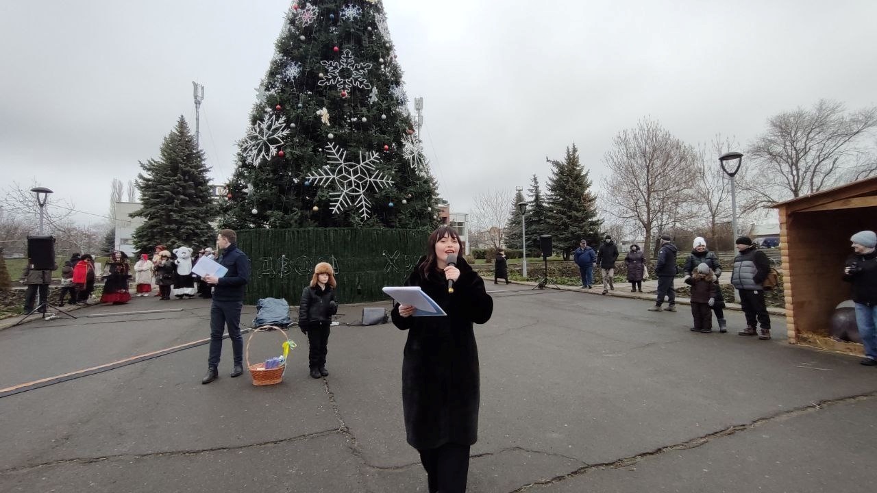 Купували, співали та ЗСУ допомагали: новорічний ярмарок у Південноукраїнську
