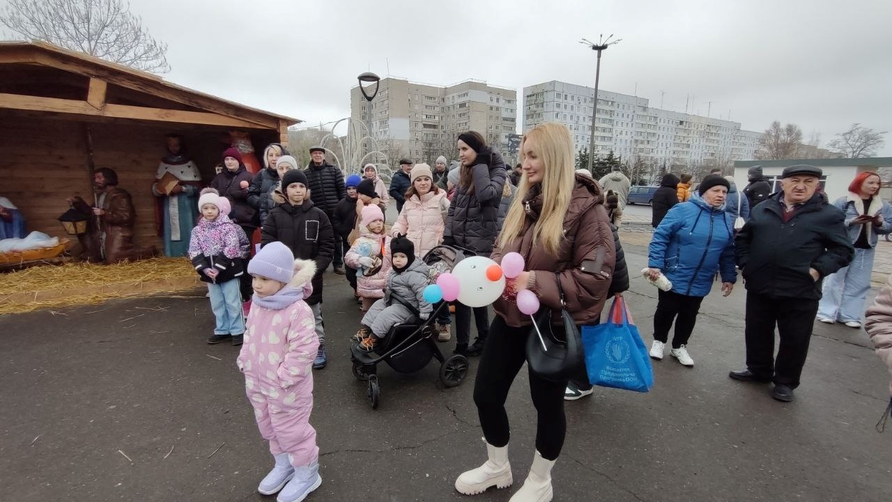 Купували, співали та ЗСУ допомагали: новорічний ярмарок у Південноукраїнську
