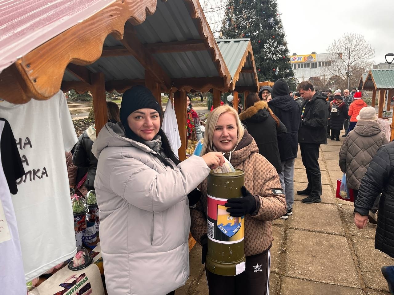 Купували, співали та ЗСУ допомагали: новорічний ярмарок у Південноукраїнську