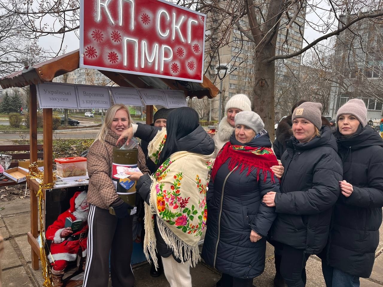 Купували, співали та ЗСУ допомагали: новорічний ярмарок у Південноукраїнську