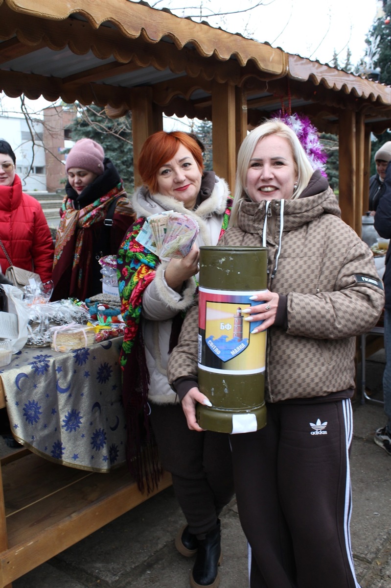 Купували, співали та ЗСУ допомагали: новорічний ярмарок у Південноукраїнську