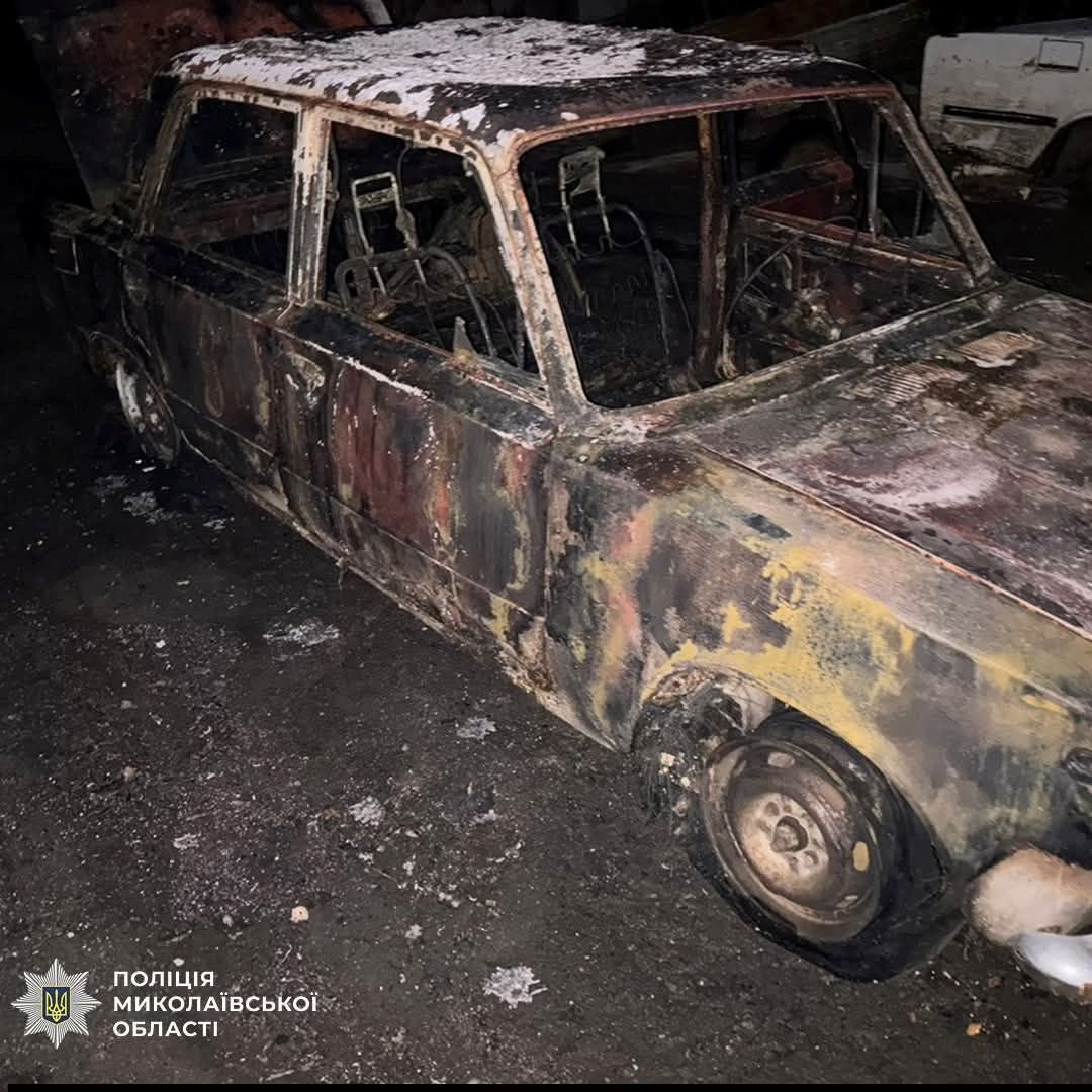 Спалений автомобіль ВАЗ 21011 на подвір’ї приватного домоволодіння, з видимими слідами пожежі та обгорілими кузовом і колесами.