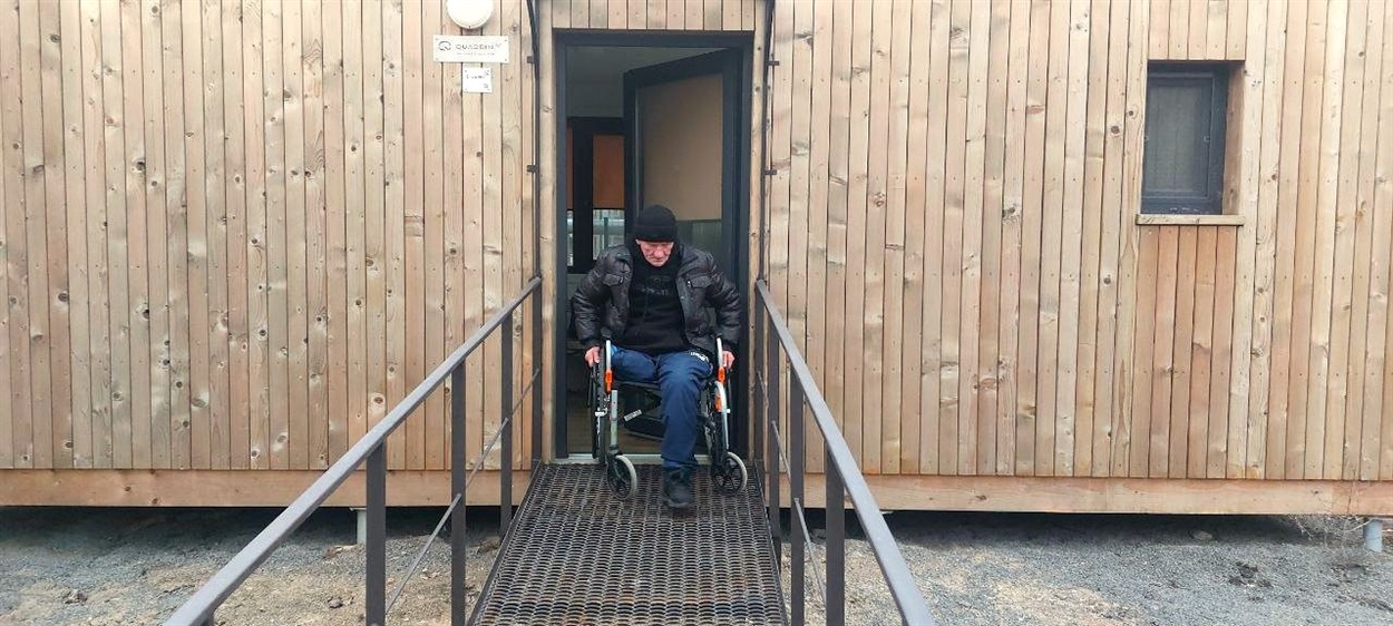 А ось так чоловік заїжджає до свого будинку.