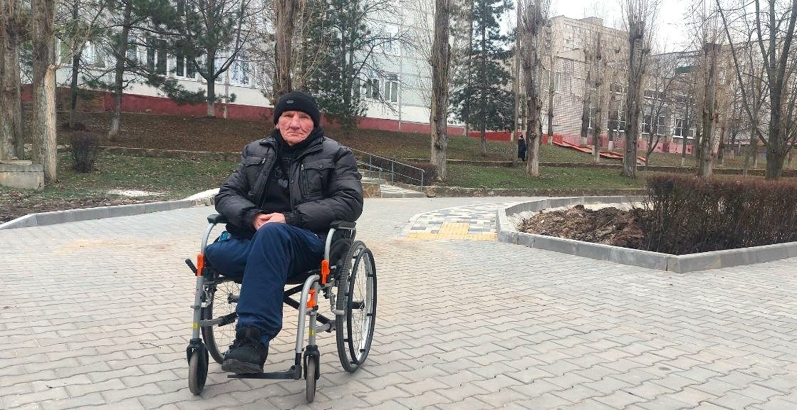 Пану Миколі зручно гуляти територією, на якій нещодавно зробили ремонт.